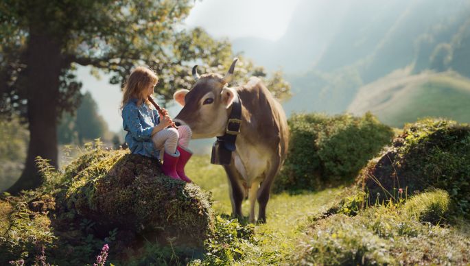 ch-emmi-luzerner-rahmkaese-keyvisual-2020-maedchen-mit-floete-Stage