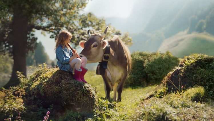 ch-emmi-luzerner-rahmkaese-keyvisual-2020-maedchen-mit-floete-Stage